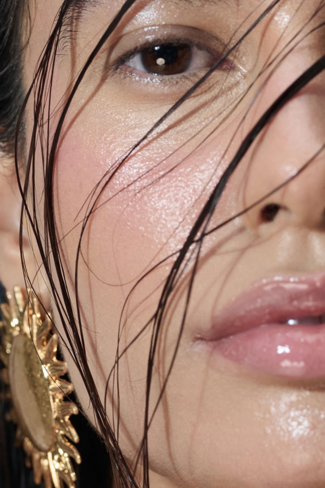 Detalhe de campanha Summer Skin, brinco dourado