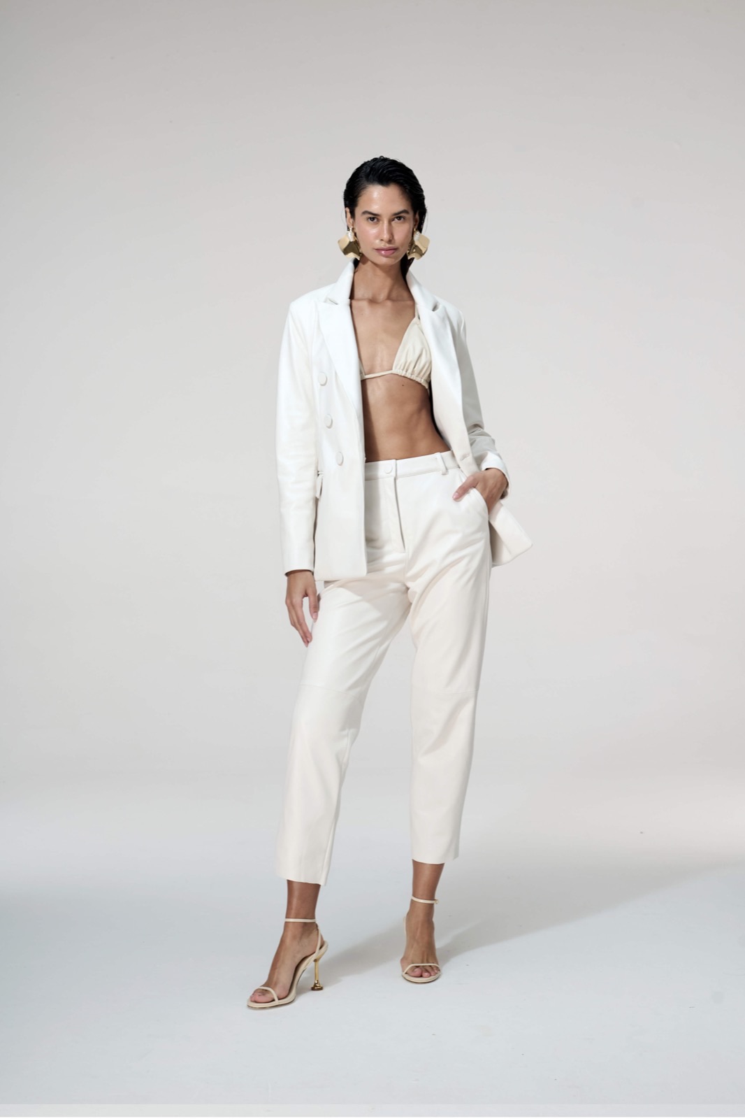 Conjunto blazer e calça em couro off-white